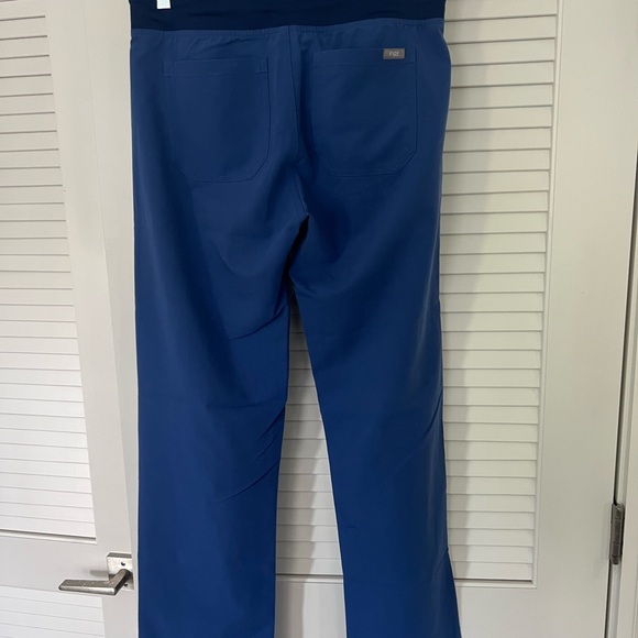 Women’s Livingston Figs Scrub Pants - Picture 2 of 4